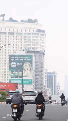Tòa nhà Bitexco phía trung tâm Thành phố Hồ Chí Minh bị che mờ do bụi mịn nhìn từ cầu Công Lý. (Ảnh: Hồng Đạt/TTXVN)