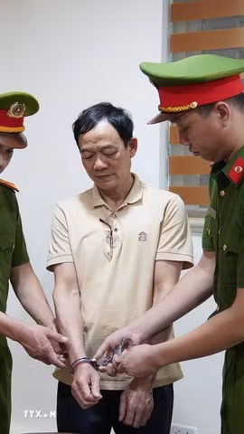 Cơ quan Cảnh sát điều tra Công an tỉnh Phú Thọ thi hành quyết định khởi tố bị can và lệnh bắt bị can để tạm giam đối với Quách Chí Lâm. (Ảnh: TTXVN phát)