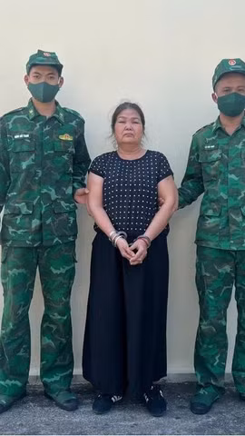 Cán bộ Đồn Biên phòng cửa khẩu quốc tế Móng Cái áp giải đối tượng Lê Thị Hà về trụ sở đơn vị để làm việc. (Nguồn: Báo Biên phòng)