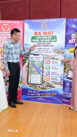 Lãnh đạo phường Phượng Sơn, Bắc Ninh giới thiệu ứng dụng bản đồ thông tin ngập nước tại lễ ra mắt. (Ảnh: Đồng Thúy/TTXVN)
