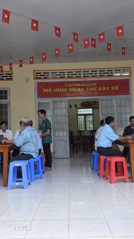 Thành phố Cần Thơ hiện có 1.227 Tổ công nghệ số cộng đồng ở 103 xã, phường là lực lượng nòng cốt "đi từng ngõ, gõ từng nhà" hướng dẫn người dân tiếp cận số. (Ảnh: Thu Hiền/TTXVN)