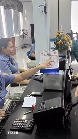 Hành khách mua vé tàu Tết tại quầy bán vé ga Sài Gòn. (Ảnh: Tiến Lực/TTXVN)