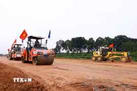 Máy móc thiết bị đang triển khai thi công cao tốc Biên Hòa-Vũng Tàu giai đoạn 1. (Ảnh: Dương Giang/TTXVN)