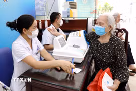 Người dân khám chữa bệnh tại Bệnh viện Y học Cổ truyền Thái Bình. (Ảnh: Thế Duyệt/TTXVN)