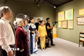 Các đại biểu tham quan triển lãm. (Ảnh: Thu Hương/TTXVN)