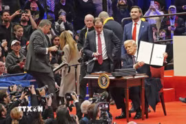 Tổng thống Mỹ Donald Trump ký sắc lệnh hành pháp ngay sau lễ nhậm chức, tại Nhà Trắng ở Washington, DC, ngày 20/1/2025. (Ảnh: Kyodo/TTXVN)