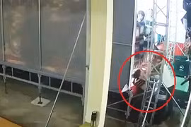 Em T. vô tình chạm vào khung sắt sân khấu và bị điện giật. (Nguồn: báo Tiền Phong)