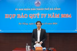 Phó Chủ tịch UBND thành phố Đà Nẵng Trần Chí Cường phát biểu tại họp báo. (Ảnh: Quốc Dũng/TTXVN)