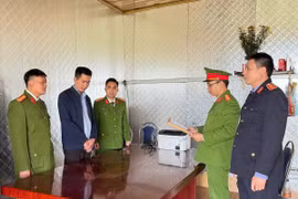 Cơ quan Cảnh sát điều tra Công an tỉnh Bắc Giang đọc các Quyết định và Lệnh đối với Nguyễn Đình Văn. (Nguồn: Công an tỉnh Bắc Giang)