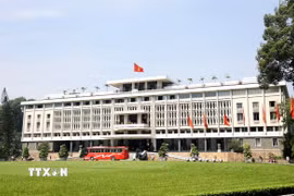 Dinh Độc Lập là Di tịch lịch sử đặc biệt quốc gia. Trước năm 1975, Dinh là nơi sinh sống và làm việc của Tổng thống miền Nam Việt Nam. Ngày 30/4/1975, lá cờ chiến thắng của Mặt trận Dân tộc Giải phóng được cắm lên nóc Dinh Độc Lập, đánh dấu sự thắng lợi của Chiến dịch Hồ Chí Minh giải phóng miền Nam, thống nhất đất nước. (Ảnh: Hồng Đạt/TTXVN)