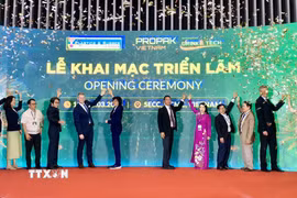 Các đại biểu thực hiện nghi thức khai mạc chuỗi triển lãm. (Ảnh: Mỹ Phương/TTXVN)