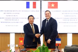 Bộ trưởng Bộ Xây dựng Trần Hồng Minh và Bộ trưởng Giao thông Pháp Philippe Tabarot. (Ảnh: Diệp Anh/TTXVN)