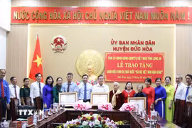 Trao tặng danh hiệu vinh dự Nhà nước “Bà Mẹ Việt Nam anh hùng” cho 3 mẹ. (Ảnh: Đức Hạnh/TTXVN)