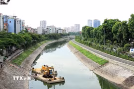 Đẩy nhanh thực hiện dự án làm sạch sông Tô Lịch. (Ảnh: TTXVN phát)