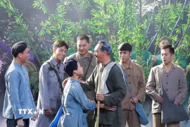 Trích đoạn "Chủ tịch Hồ Chí Minh về nước sau nhiều năm đi tìm đường cứu nước" trong chương trình Nghệ thuật chính luận “Trung với Đảng, hiếu với dân." (Ảnh: Trọng Đức/TTXVN)