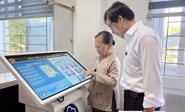 Ngành còn trao tặng hơn 2.000 suất quà Tết cho bệnh nhân có hoàn cảnh khó khăn và triển khai nhiều hoạt động hỗ trợ khắc phục hậu quả bão lũ, khám bệnh miễn phí cho người cao tuổi. (Ảnh: BHXH)