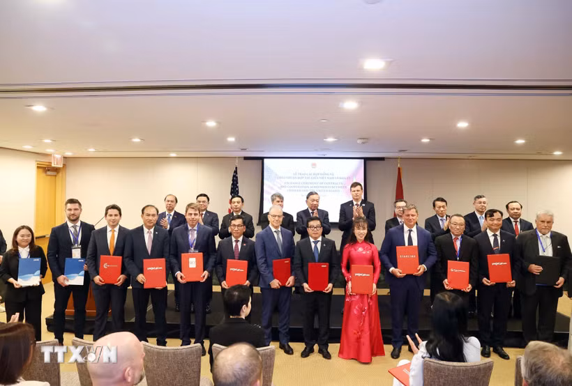 Bà Bùi Thanh Hằng, Giám đốc Dự án SoiHub/SAIGONTEL (ngoài cùng bên trái) cùng các đại biểu chụp ảnh lưu niệm tại Lễ trao các hợp đồng và thỏa thuận hợp tác giữa Việt Nam và Hoa Kỳ, ngày 23/9/2026 tại New York. (Ảnh: Thống Nhất/TTXVN)