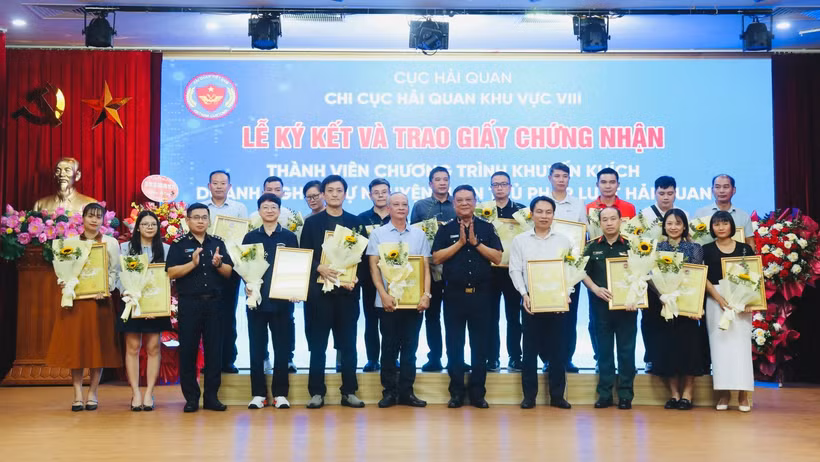 19 doanh nghiệp thành viên của Chương trình khuyến khích doanh nghiệp tự nguyện tuân thủ pháp luật hải quan tại Chi cục Hải quan khu vực VIII. (Ảnh: HQ)