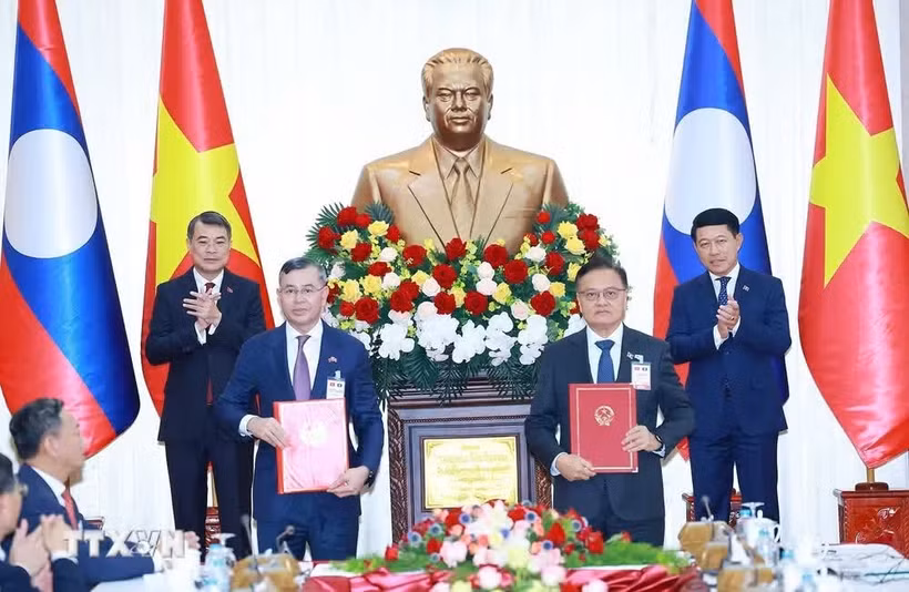 Thủ tướng Lê Minh Hưng và Thủ tướng Lào Saleumxay Kommasith chứng kiến trao Hiệp định hợp tác giữa Chính phủ hai nước trong lĩnh vực tài chính. (Ảnh: Dương Giang/TTXVN)