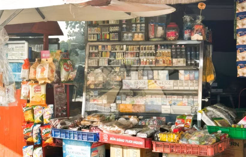 Đề xuất cấm trưng bày thuốc lá đặt ra nhiều quan ngại đối với các chủ tiệm tạp hóa trong việc tuân thủ đúng quy định. (Ảnh: HHTL)