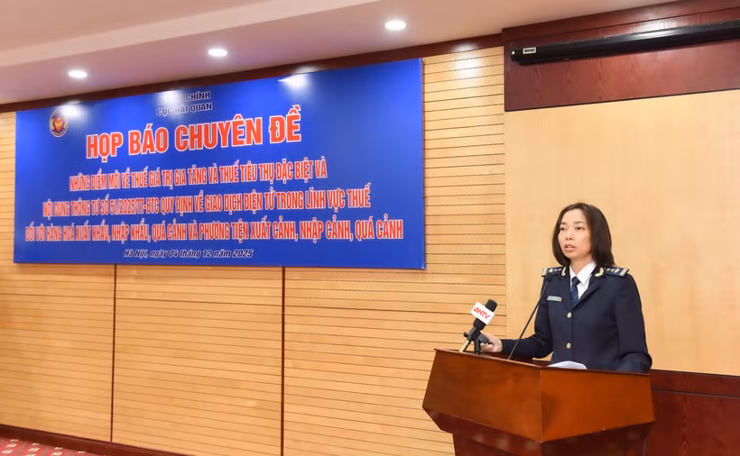 Bà Huyền thông tin về các quy định mới về Thuế giá trị gia tăng và Thuế tiêu thụ đặc biệt. (Ảnh: HQ/Vietnam+)