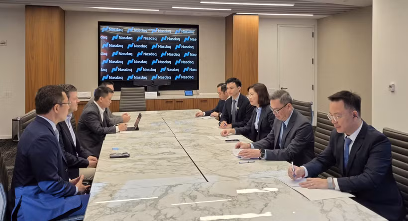 Chủ tịch Ủy ban Chứng khoán Nhà nước Vũ Thị Chân Phương đã có buổi làm việc với ông Robert H. McCooey Jr. Phó Chủ tịch Nasdaq. (Ảnh: UBCKNN)
