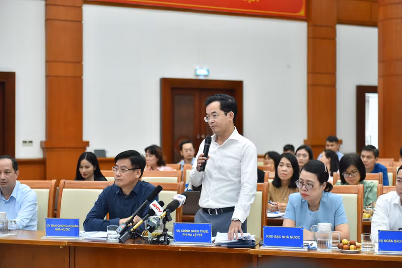 Ông Trương Bá Tuấn cho biết các tiêu chí, khái niệm để xác định thế nào là đất bỏ hoang, đất chậm trong hệ thống văn bản pháp luật về đất đai. (Ảnh: BTC/Vietnam+)