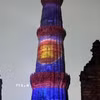 Hình ảnh lá cờ ASEAN hiện lên rực rỡ trên tòa tháp Qutub Minar cổ kính ở thủ đô New Delhi, Ấn Độ. (Ảnh: Quang Trung/TTXVN)