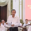 Tiến sỹ, bác sỹ Nguyễn Văn Vĩnh Châu, Phó giám đốc Sở Y tế Thành phố Hồ Chí Minh, báo cáo tình hình nhân lực tại các trạm y tế cấp xã. (Ảnh: Đinh Hằng/TTXVN)