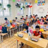 Tại Kỳ họp thứ 5 diễn ra giữa tháng 7/2026, Hội đồng Nhân dân thành phố Hà Nội đã thông qua Nghị quyết quy định cơ chế hỗ trợ bữa ăn bán trú cho học sinh tiểu học trên địa bàn thành phố từ năm học 2026-2027. (Ảnh: Vietnam+)