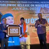 Giáo sư, Tiến sỹ Chu Bảo Quế tặng tranh Đông Hồ cho ông Kailash Vijayvargiya, Bộ trưởng Các vấn đề Nghị viện bang Madhya Pradesh đồng thời là khách mời chính của sự kiện. (Ảnh Ngọc Thúy/TTXVN)