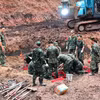 Công tác tìm kiếm, quy tập hài cốt liệt sỹ tại khu vực B, công viên Lê Thị Riêng. (Ảnh: TTXVN phát)