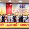 Lãnh đạo tặng hoa cho Ban chấp hành Đảng ủy Công an tỉnh Gia Lai nhiệm kỳ 2025-2030. (Ảnh: Sỹ Thắng/TTXVN)