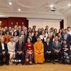 Phó Chủ tịch Nguyễn Thị Thanh và đoàn đại biểu Quốc hội chụp ảnh lưu niệm với cán bộ nhân viên Đại sứ quán, các văn phòng đại diện và kiều bào Việt Nam tại Pháp. (Ảnh: Thu Hà/TTXVN)