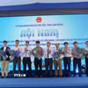 Lãnh đạo các địa phương trao chứng nhận đầu tư cho các doanh nghiệp, nhà đầu tư tại hội nghị. (Ảnh: Hồng Hiếu/TTXVN)