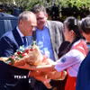 Tặng hoa chúc mừng Thủ tướng Ba Lan Donald Tusk thăm Phố cổ Hội An. (Ảnh: Trần Lê Lâm/TTXVN)