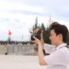 Một bạn trẻ sử dụng máy ảnh để ghi lại cảnh đẹp, làm video đưa lên các nền tảng xã hội. (Ảnh: Đinh Hương/TTXVN)