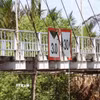 Dây văng, lan can cầu xuất hiện rỉ sét. (Ảnh: Tuấn Phi/TTXVN)