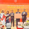 Lãnh đạo thành phố Hà Nội trao chứng nhận tặng tác phẩm tranh gỗ "Vinh Quy Bái Tổ" cho Trung tâm Hoạt động Văn hóa Khoa học Văn Miếu - Quốc Tử Giám. (Ảnh: Tuyết Mai/TTXVN)