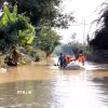 Lực lượng cứu hộ chở hàng hóa, nhu yếu phẩm tiếp tế cho người dân ở vùng ngập sâu xã Vân Nham thuộc tỉnh Lạng Sơn. (Ảnh: Văn Đạt/TTXVN)