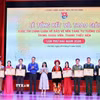 Đồng chí Nguyễn Kim Quy, Bí thư Ban Chấp hành Trung ương Đoàn, Chủ tịch Hội Liên hiệp Thanh niên Việt Nam trao giải C cho các tác giả và nhóm tác giả. (Ảnh: Minh Đức/TTXVN)