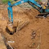 Lực lượng chức năng sử dụng các phương tiện máy xúc để dọn dẹp, lấp một hầm khai thác vàng. (Ảnh: Đậu Tất Thành/TTXVN).