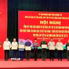 Đồng chí Lê Văn Bảo, Phó Chủ tịch Ủy ban Nhân dân tỉnh, Trưởng Ban Chỉ đạo tỉnh, trao Bằng khen cho các tập thể có thành tích xuất sắc trong công tác tìm kiếm, quy tập và xác định danh tính hài cốt liệt sỹ. (Ảnh: Võ Dung/TTXVN)