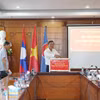 Đại sứ Việt Nam tại Lào Nguyễn Minh Tâm cùng đại diện các cơ quan bên cạnh Đại sứ quán tham gia quyên góp. (Ảnh: Xuân Tú/TTXVN)
