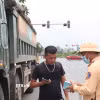 Cảnh sát giao thông sẽ tiếp tục tăng cường tuần tra, giám sát tại chân công trình, ngăn chặn nạn xe tải cơi thùng chở quá khổ. (Ảnh: TTXVN phát)