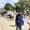 Tiếp nhận công dân Việt Nam do lực lượng chức năng Campuchia trao trả. (Ảnh: Nhựt An/TTXVN)