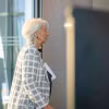 Chủ tịch Ngân hàng Trung ương châu Âu (ECB) Christine Lagarde tới dự hội nghị chính sách của ECB ở Frankfurt, Đức ngày 29/10/2026. (Ảnh: THX/TTXVN phát)