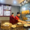 Đầu bếp chuẩn bị phở gà cho khách tại quán phở ở Khu đô thị Linh Đàm Hà Nội. (Ảnh: Tuyết Mai/TTXVN)