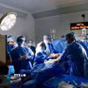 Các bác sỹ Bệnh viện Từ Dũ và Bệnh viện Nhi đồng 1 Thành phố Hồ Chí Minh thực hiện can thiệp thông tim bào thai. (Ảnh: TTXVN phát)