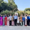 Đại diện cộng đồng người Việt ở Cuba dâng hoa trước tượng Chủ tịch Hồ Chí Minh kính yêu. (Ảnh: Việt Hùng/TTXVN)
